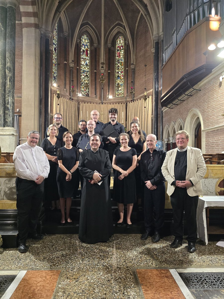 splcoleman's tweet image. Yesterday - Wednesday - the @FarmStChurch and @GrosvenorChapel choir pilgrimage spent the morning at Santa Sabina enjoying a wonderful tour from Benjamin Earl OP. In the Evening the combined choirs sang Choral Evensong at @AllSaintsRome .