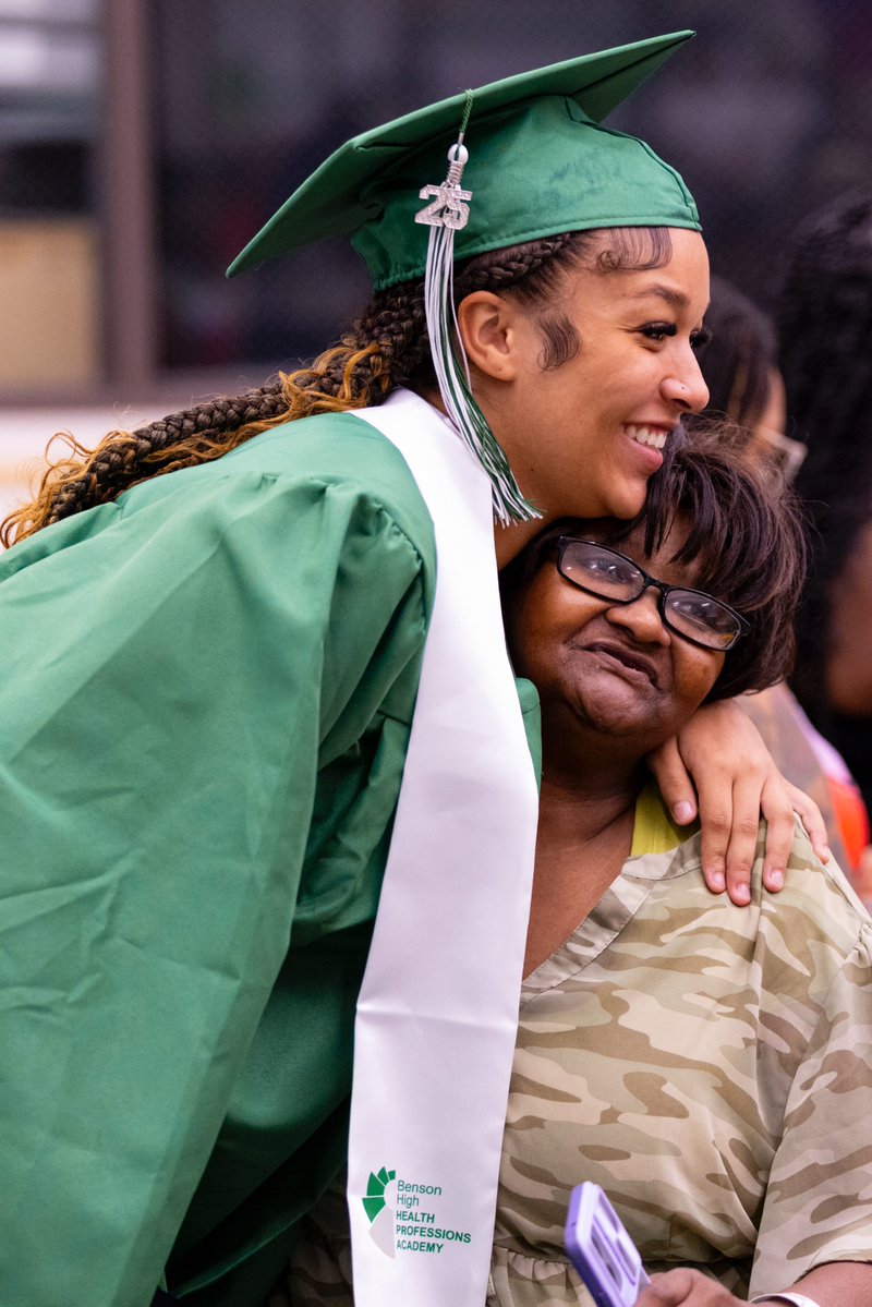 OmahaPubSchool's tweet image. Congratulations to our summer graduates! 🎓