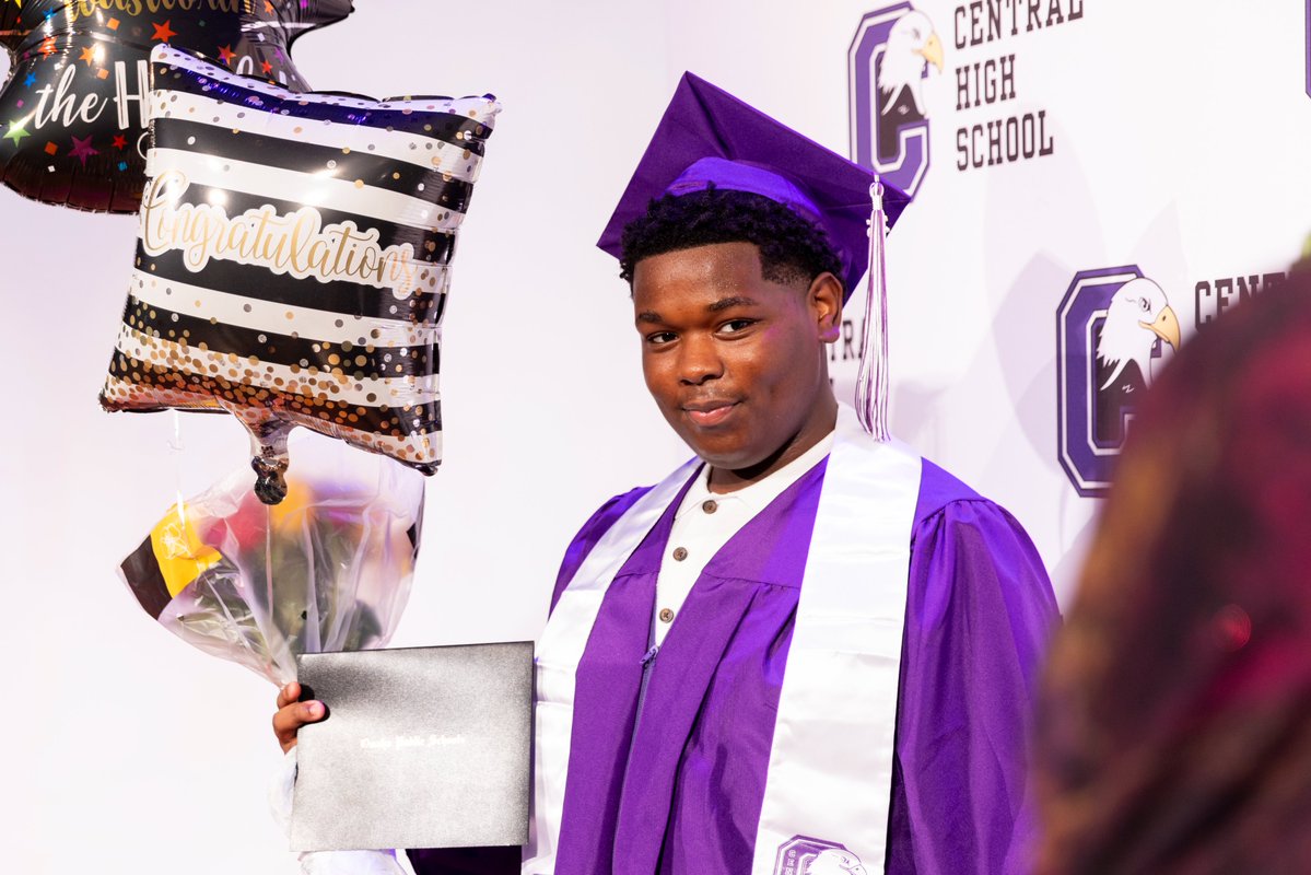 OmahaPubSchool's tweet image. Congratulations to our summer graduates! 🎓
