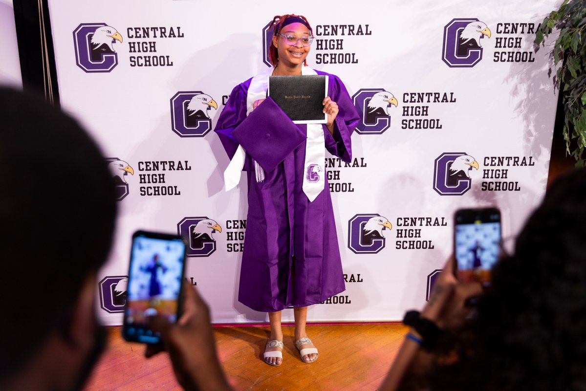 OmahaPubSchool's tweet image. Congratulations to our summer graduates! 🎓