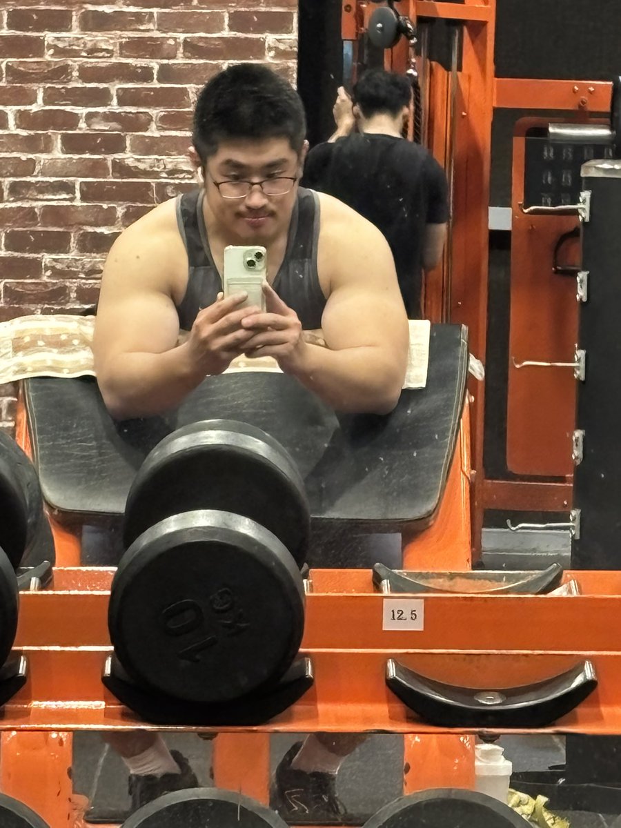 現在天氣真的好熱，動一下衣服都是汗，出來的時候後背都是濕的😂🤣