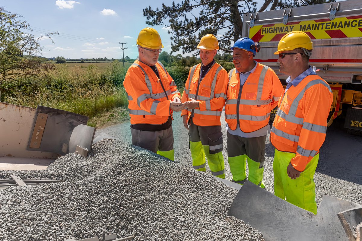 📸 This is what hands on leadership looks like!

While old parties send emails from a desk, Reform puts boots on the ground.

Cllr Charles Whitford, Cabinet Member for Highways, out in high vis, seeing what needs fixing.

No more excuses. Just action. 💪🏼