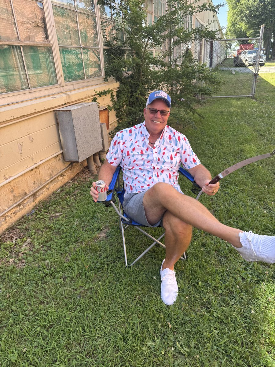 dbfarms2023's tweet image. Getting ready for the big cookout here at the warehouse. Our cook slash maintenance man is gonna whoop up some burgers. Of course every good operation needs a supervisor nanny taught me that!!!