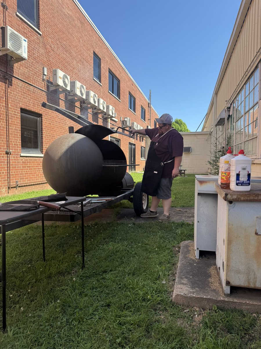 dbfarms2023's tweet image. Getting ready for the big cookout here at the warehouse. Our cook slash maintenance man is gonna whoop up some burgers. Of course every good operation needs a supervisor nanny taught me that!!!