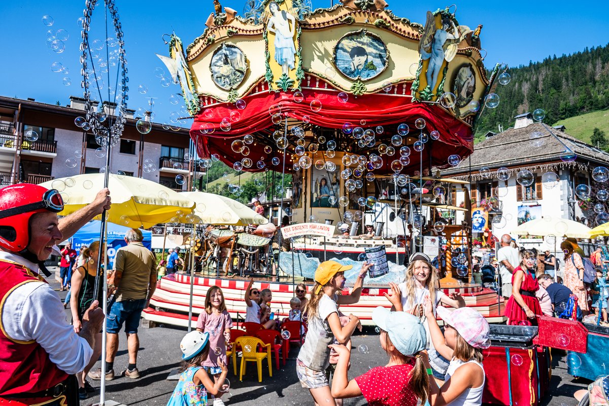 Créé par Royal de Luxe, le Manège Magique inspiré de Jules Verne s’installe définitivement au Grand-Bornand après 30 ans de tournée.

Racheté par la mairie, il promet de faire tourner encore bien des têtes… et des souvenirs ! ✨