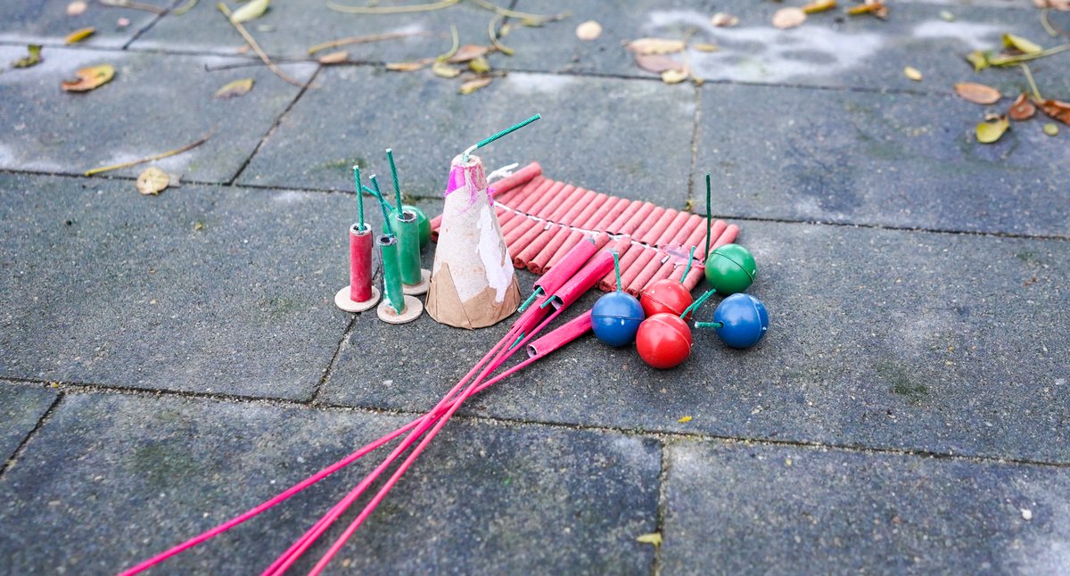 GTLOpgh's tweet image. Fireworks = celebration 💥
But the smoke? It’s toxic.

 🇺🇸U.S. releases 300M+ lbs of fireworks yearly. That smoke contains:
🧪 Cadmium, aluminum, &amp;amp; even lead
💨 Sulfur dioxide &amp;amp; carbon monoxide

🎆 Celebrate smart. Watch from a distance &amp;amp; avoid the smoke.
#GetTheLeadOutPGH