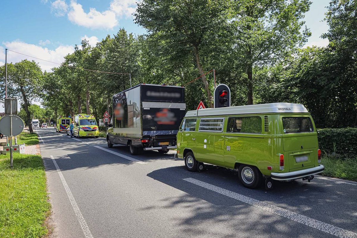 Aanrijding met klassiek Volkswagen busje op N372 bij Nietap