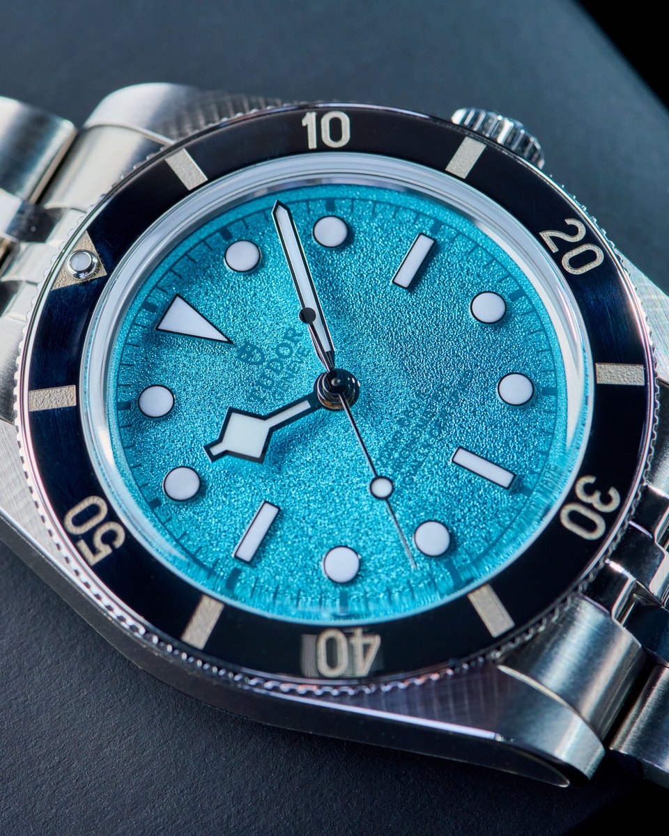 EuropeanWatchCo's tweet image. 🌊 Meet the brand-new Black Bay 54 “Lagoon”. Tudor’s most refined diver just got a bold new twist.

At 37mm, the BB54 “Lagoon” keeps the proportions tight, the vibes retro, and the design unmistakably Tudor. Brand new for 2025 and already turning heads.

Tudor’s latest release…