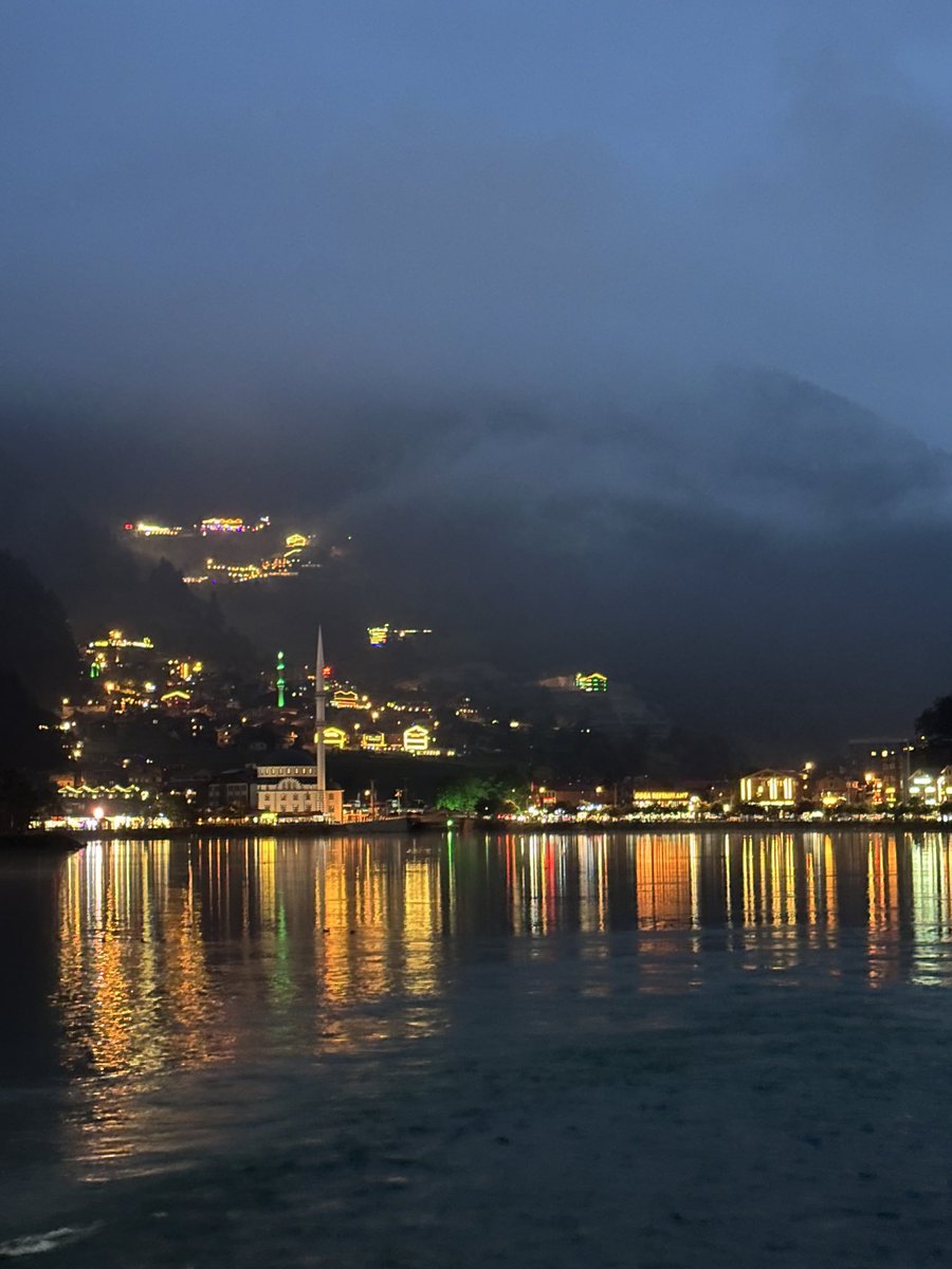 يسأل عليك اللي من الناس يغليـك
يسـأل ويـرسـل ما يبـي غيــر ردك
 
سلام والخافق من الشوق يطريـك
مشتـاق لـك ليت الرسـاله تشــدك
#الخميس_الونيسᅠ 
#فضفضة_مشاعر 
#مساء_الخير