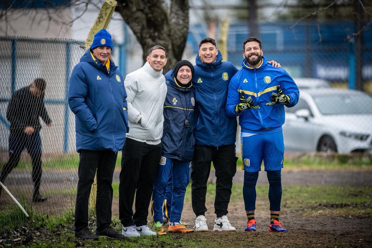 okdobleamarilla's tweet photo. 🚨#AHORA | Ni #Boca ni #Racing: Alejo #Véliz comunicó que en Argentina solo juega en #RosarioCentral 

📌Según pudo saber @okdobleamarilla, el delantero ya le manifestó su postura al Tottenham y a su circulo íntimo

📌Desde la dirigencia del "Canalla" ya están en negociaciones con el club inglés buscando cerrar su llegada

📌En caso de no lograrlo, la intención del delantero es tener continuidad en Europa 

ℹ️ @fczyz