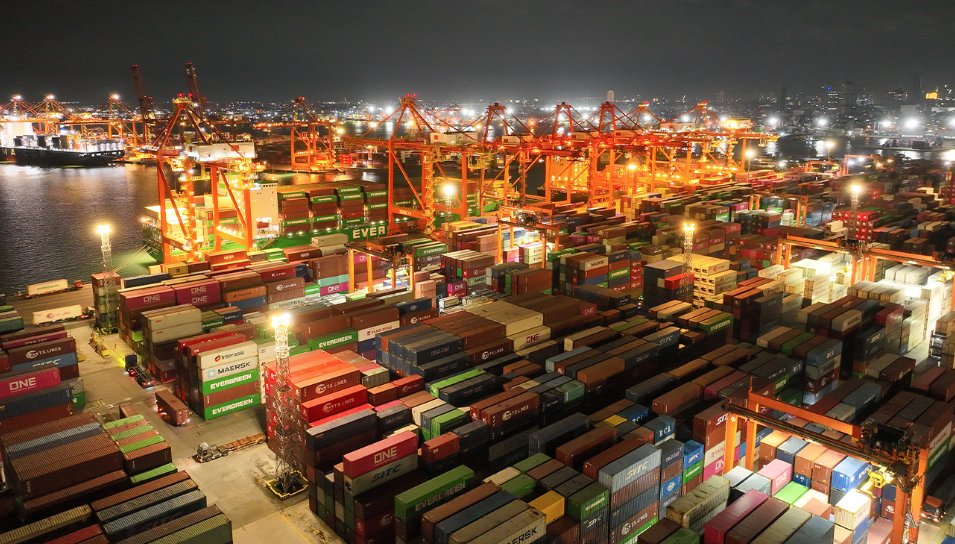 container_news's tweet image. #FBX slides as #container #rates cool across key #trade #lanes

container-news.com/fbx-slides-as-…