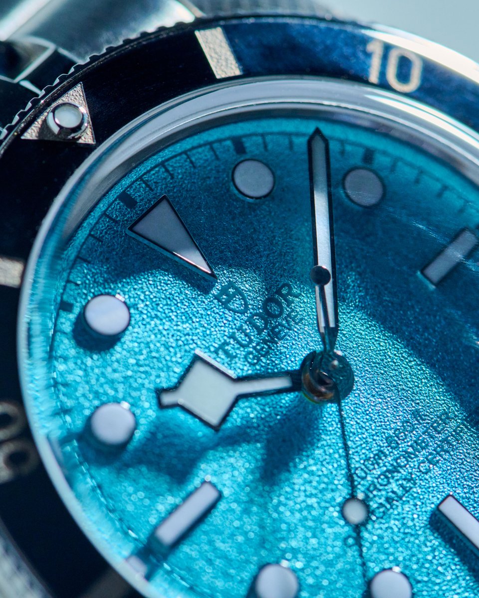 EuropeanWatchCo's tweet image. 🌊 Meet the brand-new Black Bay 54 “Lagoon”. Tudor’s most refined diver just got a bold new twist.

At 37mm, the BB54 “Lagoon” keeps the proportions tight, the vibes retro, and the design unmistakably Tudor. Brand new for 2025 and already turning heads.

Tudor’s latest release…