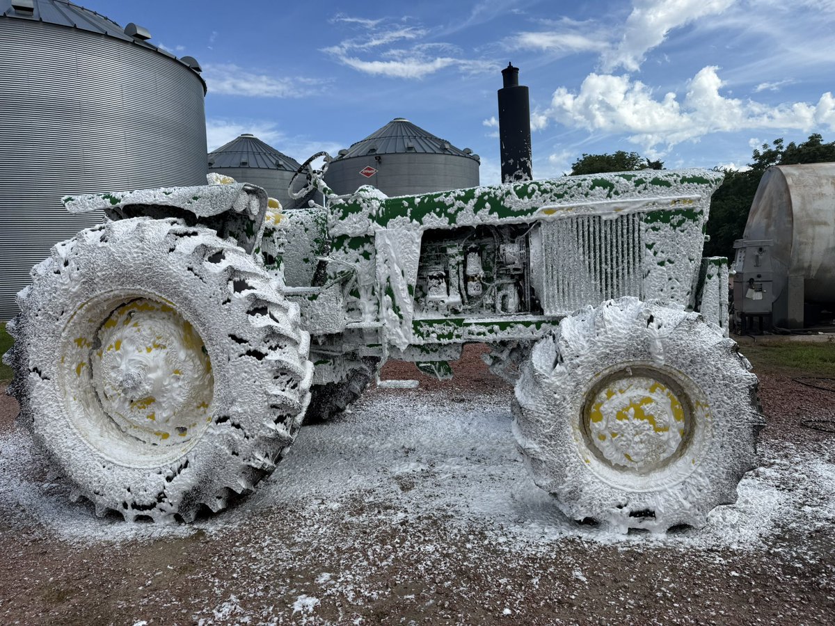 Qconnealy19's tweet photo. 1969 always held a close spot in my Dad’s heart 💚 
The year he married my Mother.
The year they graduated high school.
The year my first sister was born.
The “Summer of 69” song is a family favorite. So I share with you the greatest tractor of 1969… The JD 4520 + the optional HFWD 💚💛💚