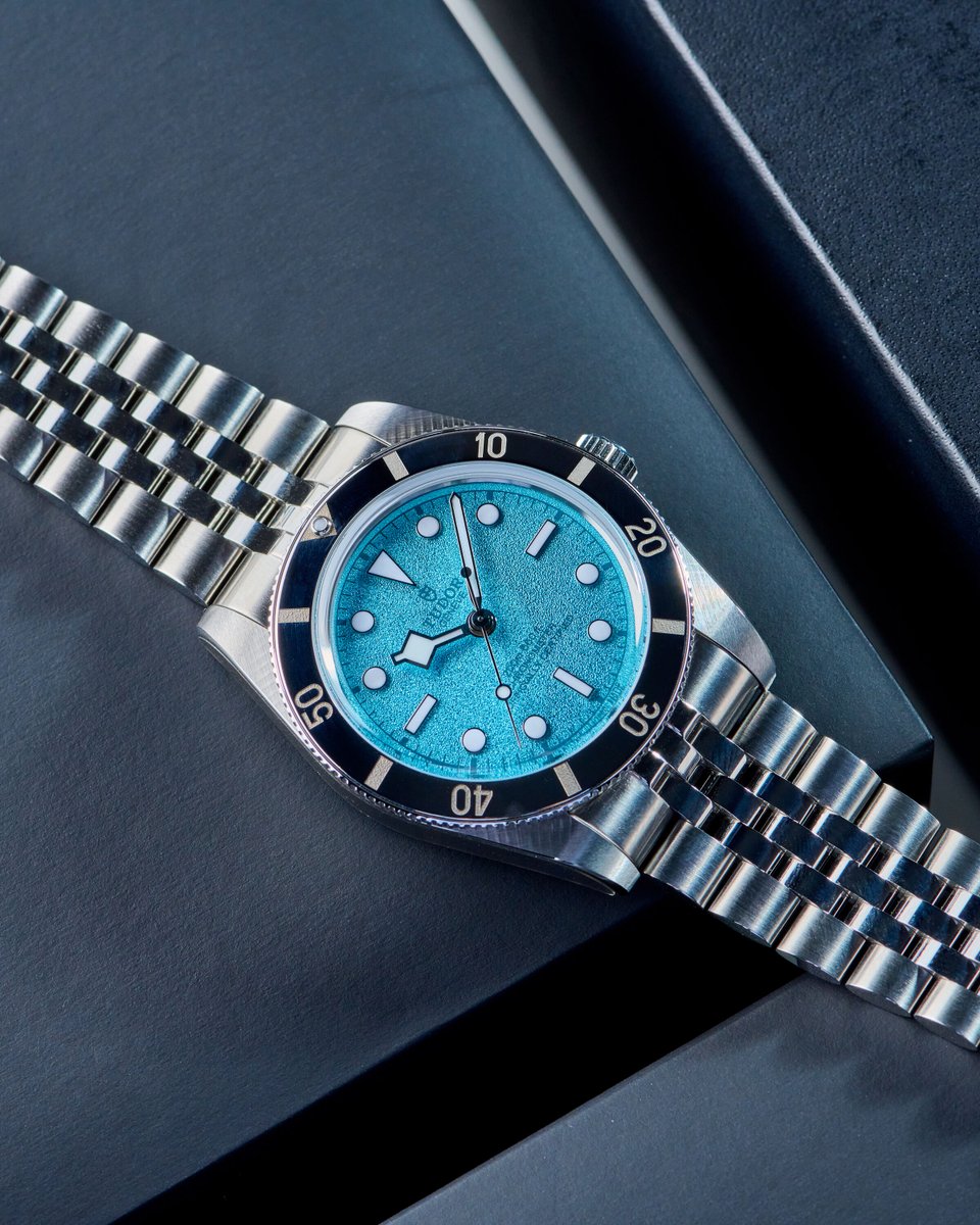 EuropeanWatchCo's tweet image. 🌊 Meet the brand-new Black Bay 54 “Lagoon”. Tudor’s most refined diver just got a bold new twist.

At 37mm, the BB54 “Lagoon” keeps the proportions tight, the vibes retro, and the design unmistakably Tudor. Brand new for 2025 and already turning heads.

Tudor’s latest release…