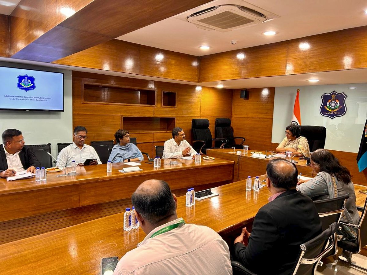 Chairperson, National Commission for Women,  visited Police Bhawan today. Received guidance regarding issues of women security. She also visited the Vatsalya Kendra of Police Bhawan.