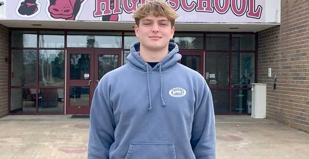 "It's definitely something I've been wanting for a while. Just one of those historic programs that are just traditionally, like, the best schools." 

Four-star 2027 OT Carter Jones reacts to Oklahoma offer #Sooners

STORY: 247sports.com/college/oklaho…