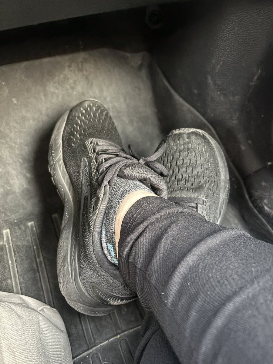 Casual sneakers today. Would you get down there and worship them? 👀

#sneakers #runners #brooks #BrooksHaven #footfetısh #shoes #shoefetish #feet #footboy #feetworshi̇p #feetboy #footmen #FeetRN
