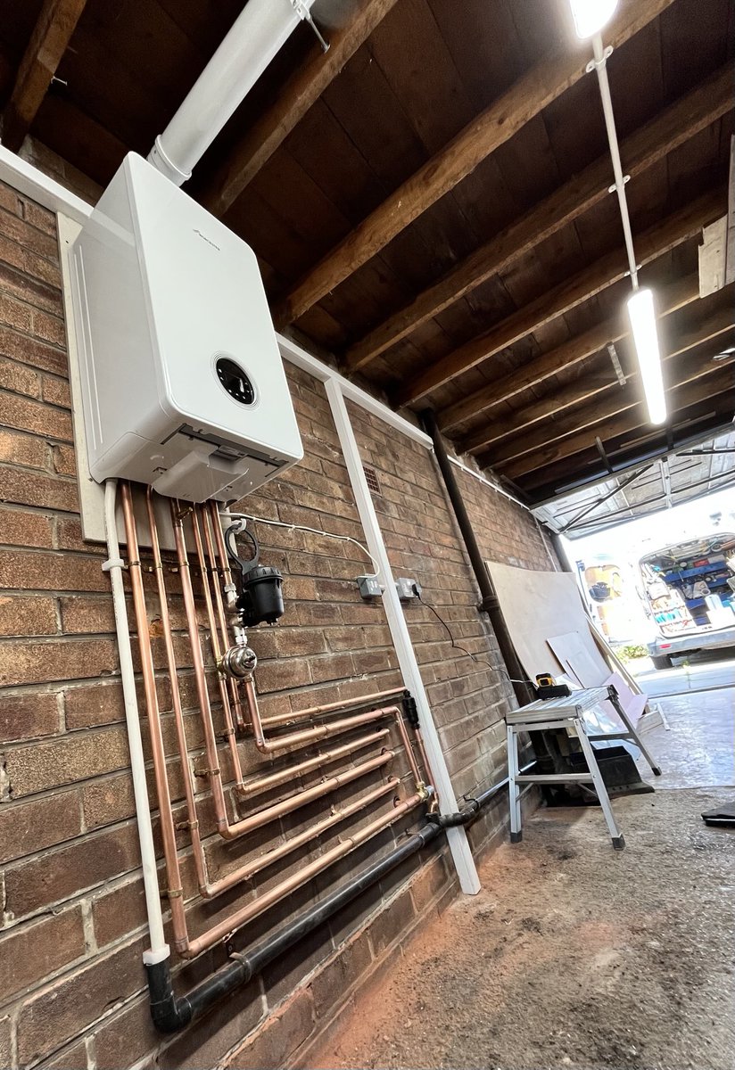 PlannetPlumbing's tweet photo. New Worcester boiler I’ve been fitting today in a garage. The pipes will be lagged once water tested. The customer is looking forward to having an ‘Easy’ control and the peace of mind of a ten year guarantee. https://t.co/F3KJH2Ggfy