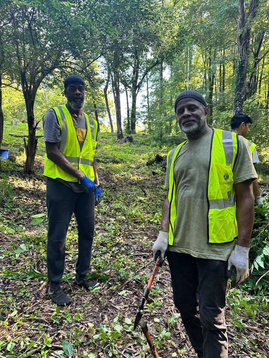 USAJalsa's tweet photo. Our #JalsaCares volunteers spent the morning cleaning up Richmond’s historic East End Cemetery, which was established at the tail end of the 19th century for Black Americans who were barred from burying their dead in white cemeteries. https://t.co/PvsuhlNkVH