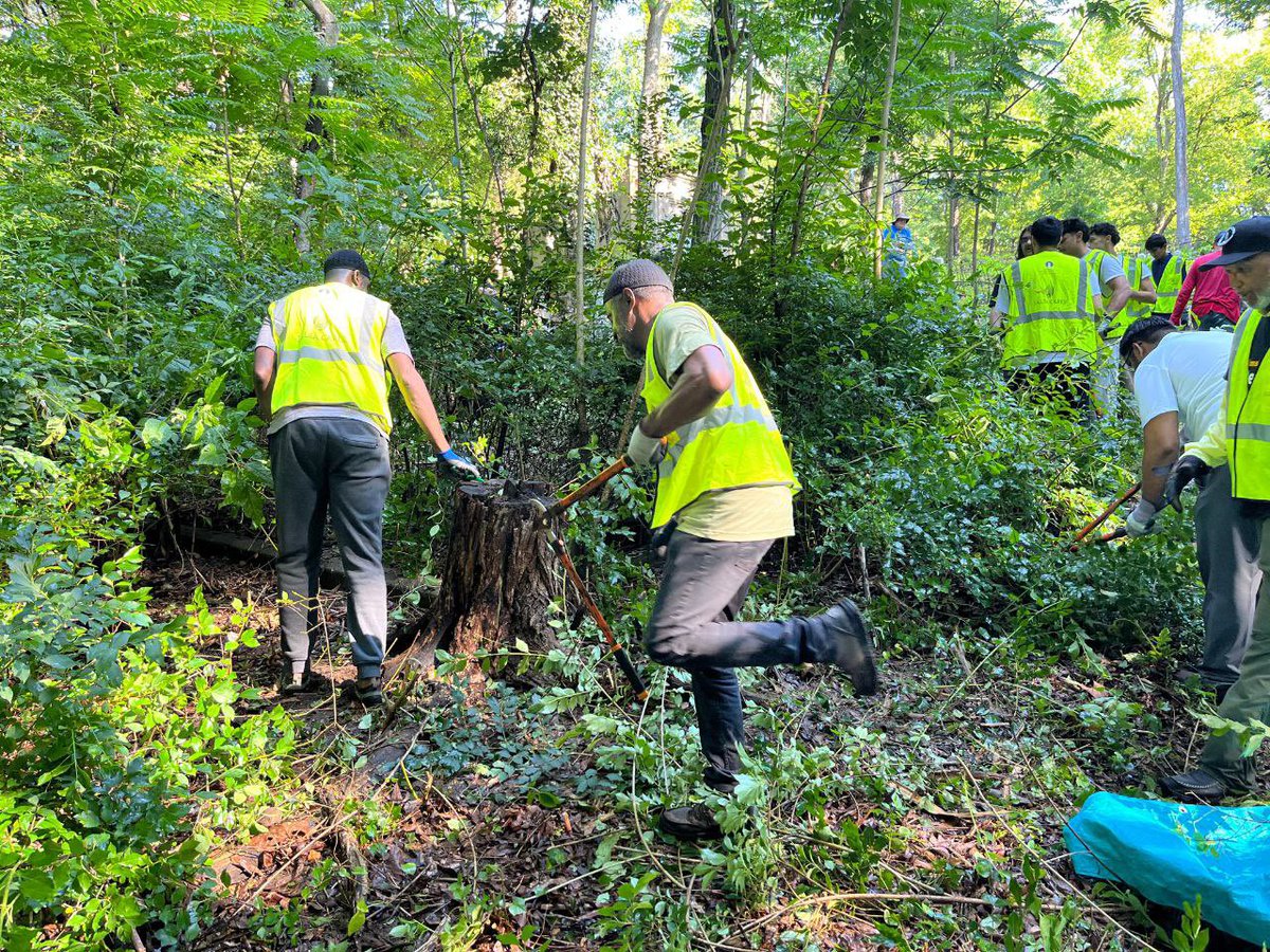 USAJalsa's tweet photo. Our #JalsaCares volunteers spent the morning cleaning up Richmond’s historic East End Cemetery, which was established at the tail end of the 19th century for Black Americans who were barred from burying their dead in white cemeteries. https://t.co/PvsuhlNkVH