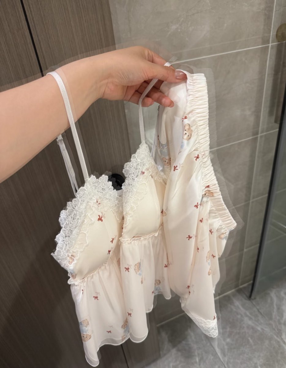 hkf9391's tweet photo. 今天和一个聊了2个多月的单男做了，送了我一套睡衣还挺好看的眼光挺好的 https://t.co/YStcKCZEQk
