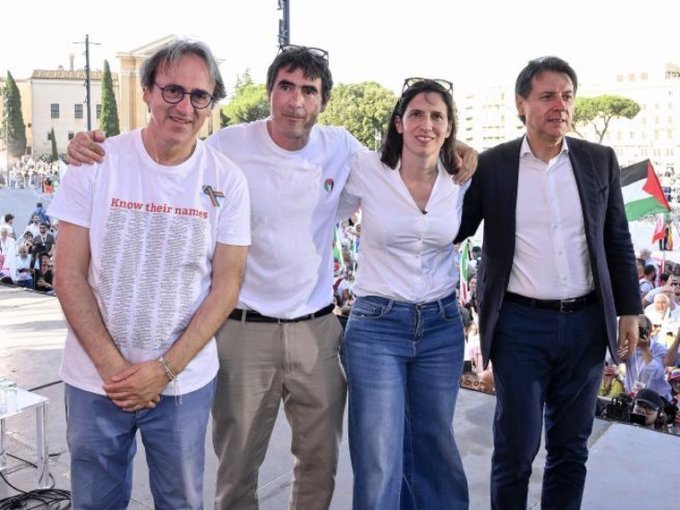 RobertoLocate14's tweet photo. La barriera è schierata. Molto male. Alle elezioni politiche, Meloni segnerà su punizione con un tiro fra le gambe di Fratoianni. 
#Photosatira https://t.co/nBpRyyjzPl