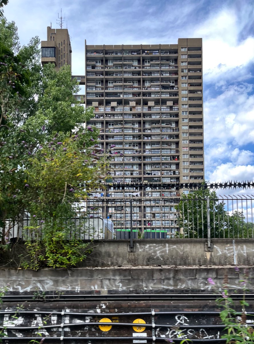 jon_cooper75's tweet image. Trellick Tower W10, camouflaged…