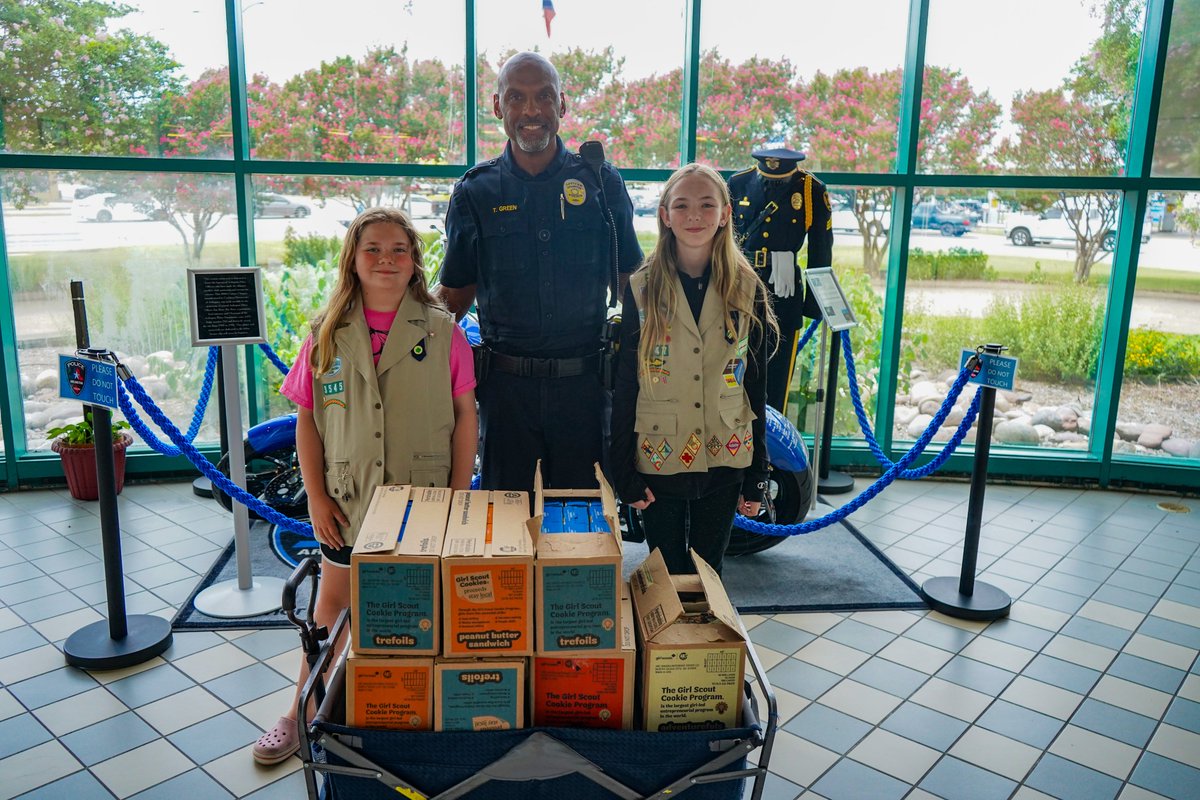We want to thank the members of Girl Scout Troops 3545 and 2047 for stopping by our main station with a surprise donation of Girl Scout cookies for our officers!!

We appreciate your support and kindness!!

#AmericanDreamCity #ArlingtonKindness