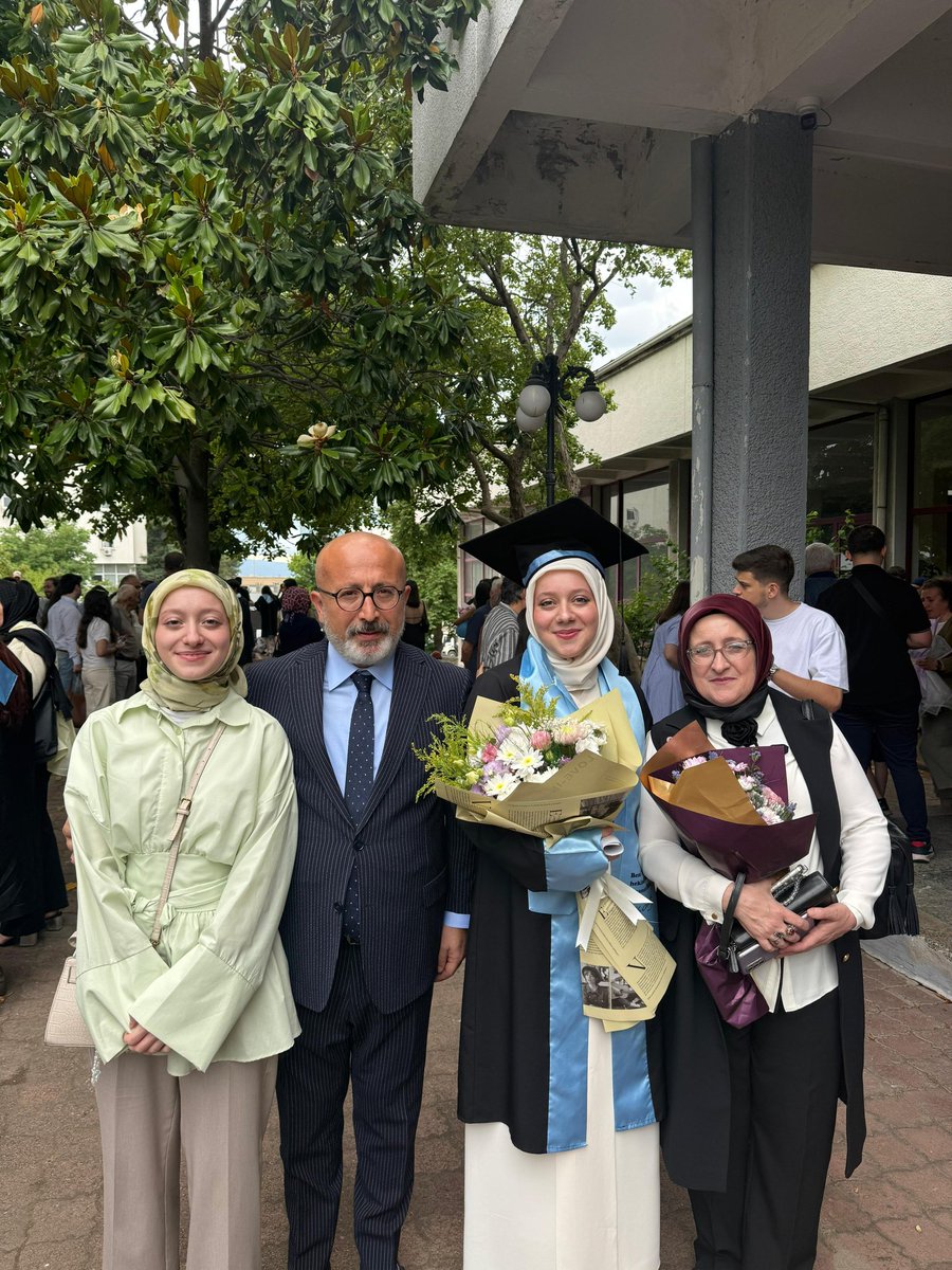 Bugün Karadeniz Teknik Üniversitesi Diş Hekimliği Fakültesi’nden mezun olan kıymetli yeğenim Betül Karaduman’ın mezuniyet törenine katıldım.

Gurur duyduk, duygulandık. Türk gençlerinin her biri eğitimleriyle Türk devletinin istikbali olmaya devam edecektir. Başta yeğenim olmak