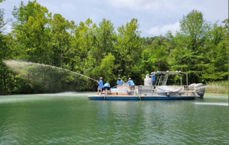 On Monday, July 7, we'll continue the final phase of a 5-year phosphorus management pilot program aimed at reducing the key food source for harmful algae in Lady Bird Lake. 
If more time is needed, the work will continue on 7/8. Another application is scheduled for August. (1/5)