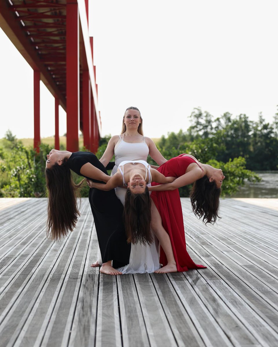 CergyPontoise95's tweet photo. #JeudiPhoto | ✨💃 Figures, portés, chorégraphies… Les cheerleaders des Spartiates prennent d’assaut l’#AxeMajeur !
📸 Shooting haut en couleur sur la passerelle rouge et dans l’amphithéâtre.
Un bel hommage au sport, à l’art et à l’architecture 🔴✨
https://t.co/xwuT1Frm7M https://t.co/XCUScYMxVF