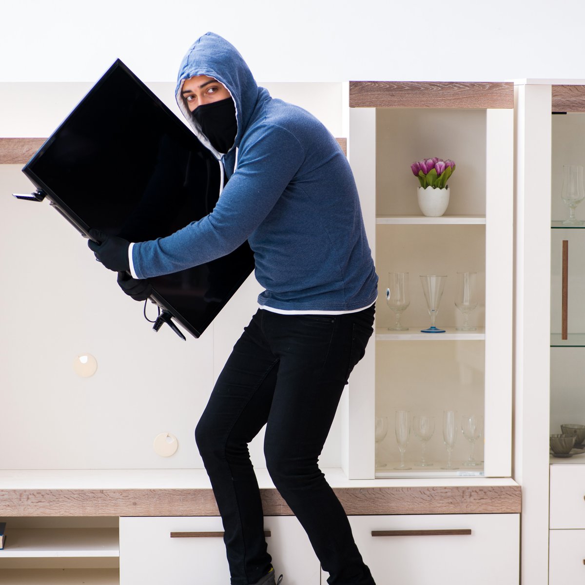 Traveling for the #July4th holiday? Keep burglars at bay while you're away. Tips to safeguard your home here. shorturl.at/dt2ed