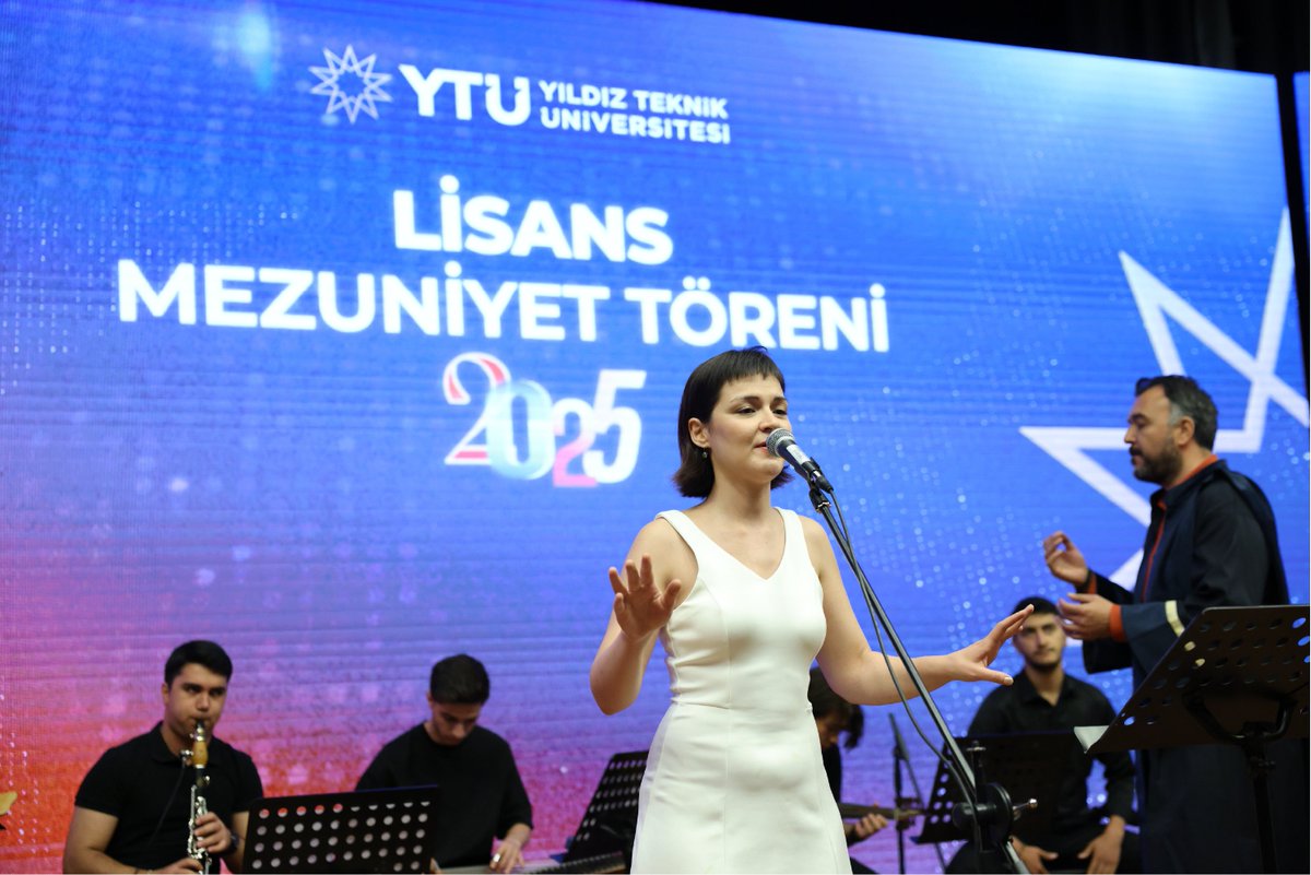 YTÜ Sanat ve Tasarım Fakültesi mezunları, disiplinler arası vizyonla yoğrulmuş bir eğitimin ardından sahnedeki yerini aldı!

Rektörümüz Prof. Dr. Eyüp Debik, mezunlara seslendi:
“Sanat ve tasarımın gücü, toplumsal bilinç ve estetikle birleştiğinde bireylerde kültürel etki ve