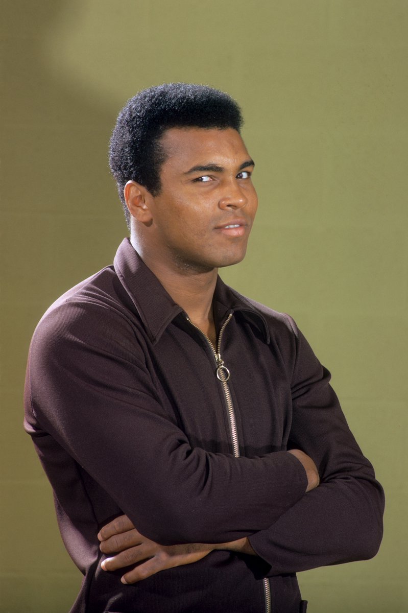 MuhammadAli's tweet image. Closeup portrait of Muhammad Ali during photo shoot while training for Jimmy Ellis fight at Astrohall.
Houston, TX.
7/15/1971.
📸: @LeiferNeil
#MuhammadAli #Icon #Champion #NeilLeifer #Photography #JimmyEllis #Photoshoot