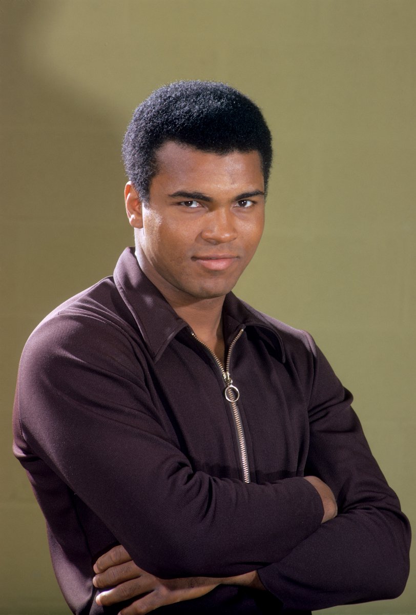 MuhammadAli's tweet image. Closeup portrait of Muhammad Ali during photo shoot while training for Jimmy Ellis fight at Astrohall.
Houston, TX.
7/15/1971.
📸: @LeiferNeil
#MuhammadAli #Icon #Champion #NeilLeifer #Photography #JimmyEllis #Photoshoot