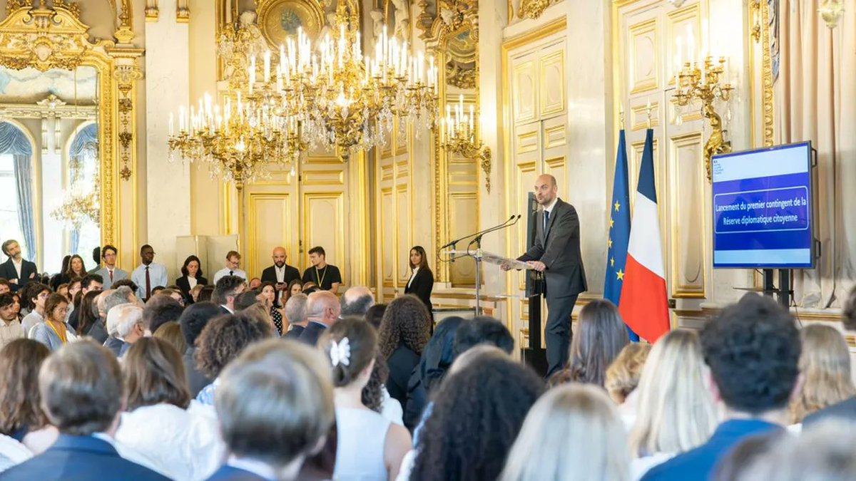 Emmanuel Macron s'y était engagé le 16/03/23 en réceptionnant le rapport sur les états généraux de la diplomatie. C'est désormais chose faite : le Quai d'Orsay a, ce jeudi, lancé la "réserve diplomatique citoyenne". Je vous raconte ça 👇
lesechos.fr/monde/europe/l…
via <a href="/LesEchos/">Les Echos</a>