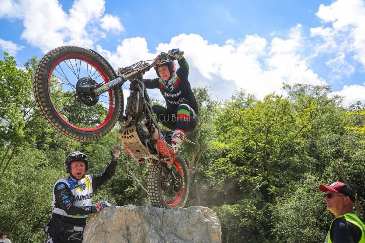 Team work 👊🏻 maximum effort rider + minder 💪🏻💚
📸 <a href="/neil_sturgeon/">neil sturgeon</a> <a href="/alfie_lampkin/">Alfie Lampkin</a>