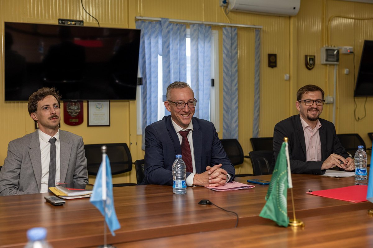 aussom_'s tweet image. #AUSSOM Force Commander, Lt. Gen. Sam Kavuma met with German Ambassador to Somalia Sebastian Groth (@Diplo_Jazz), Deputy Ambassador Martin Stein, & Head of Stabilisation Simon Becker, at the Mission HQ on Wednesday .
They discussed #Somalia’s #security and AUSSOM’s operations.…