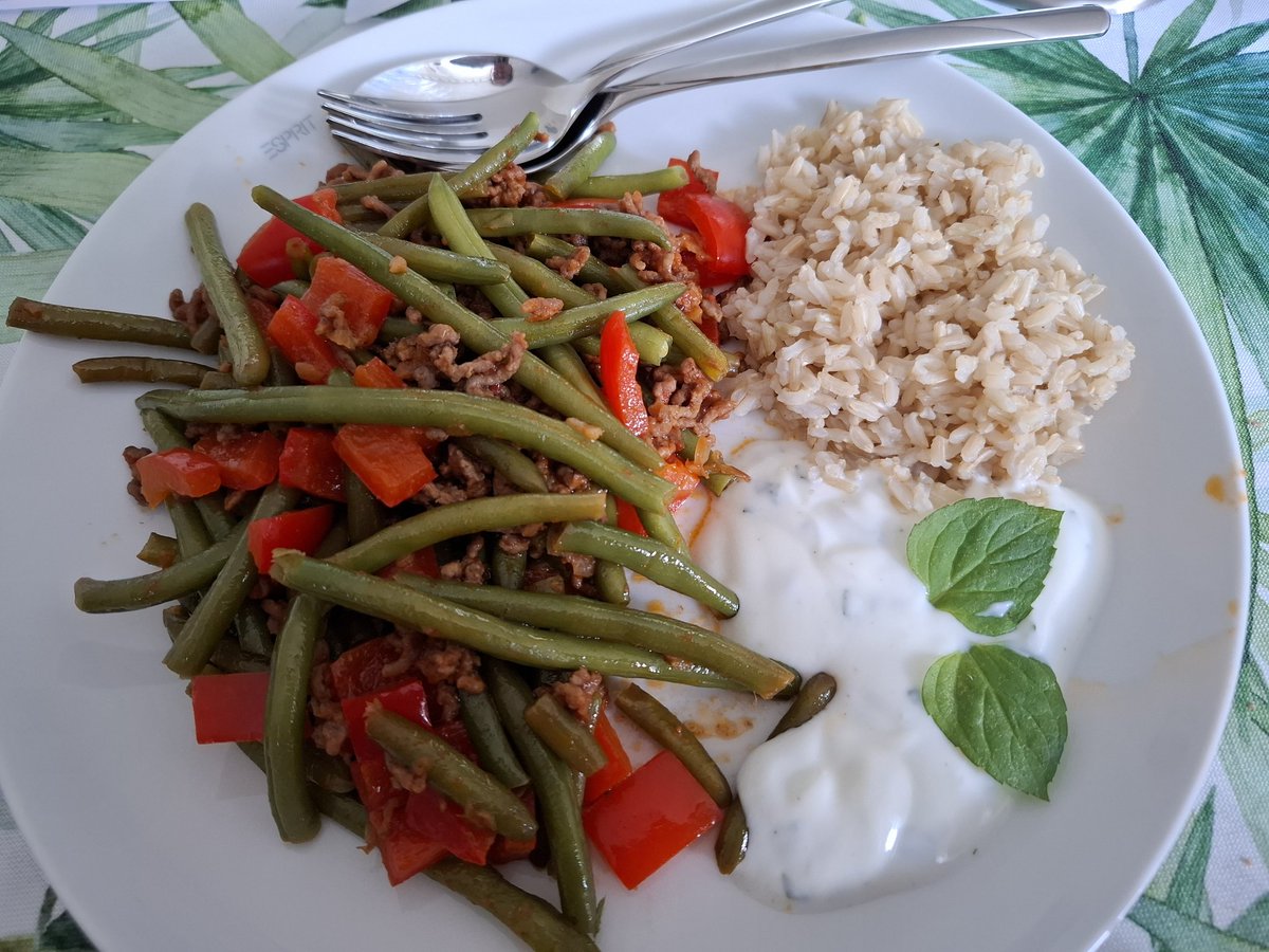 schnapsschnepfe's tweet photo. #entmoppeln mit #Oviva
Hackfleischpfanne mit grünen Bohnen und Paprika, dazu Naturreis und ein Joghurt-Minze-Dip.
Nach 2 Tagen ohne Kochen heute mal wieder was aus der App gekocht https://t.co/xbxH1Xm5NI