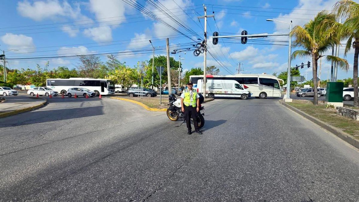🚨 #EnlaceUrbanp | Se registra cierre de dos carriles laterales de la Av. Xcaret, en dirección a Av. La Costa, esto debido a una manifestación. Personal de Tránsito ya se encuentra en la zona.