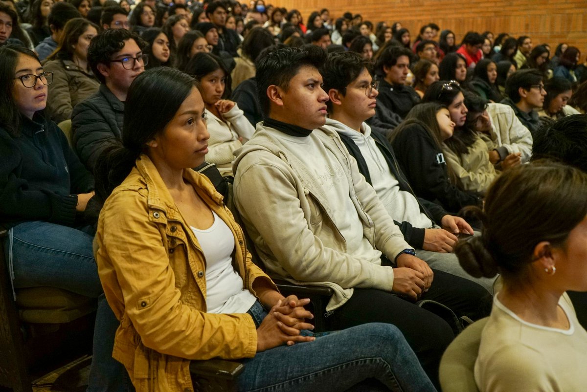 <a href="/augustahermida/">M. Augusta Hermida</a> La funcionalidad de SHAYA está integrada en la app institucional de la #UCuenca.
Permite activar alertas en situaciones de riesgo:
🔴 Botón rojo → dentro del campus
🟠 Botón naranja → fuera del campus
Ambos activan redes de apoyo en tiempo real, explicó la rectora.