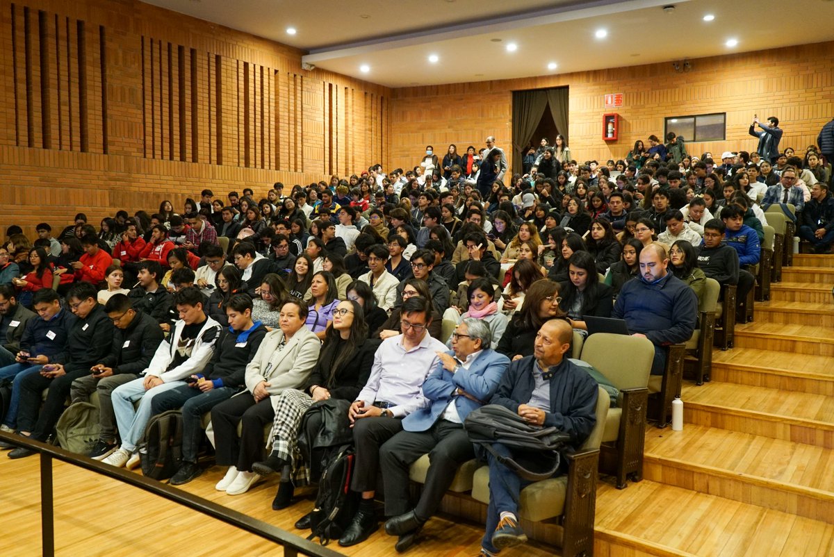 udecuenca's tweet photo. @augustahermida La funcionalidad de SHAYA está integrada en la app institucional de la #UCuenca.
Permite activar alertas en situaciones de riesgo:
🔴 Botón rojo → dentro del campus
🟠 Botón naranja → fuera del campus
Ambos activan redes de apoyo en tiempo real, explicó la rectora. https://t.co/jIICR3KNgk