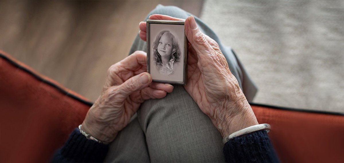 Ora e sempre più viva
Sarà la smania di fare notte in me solo
E cercare scampo e riposo
Nella mia storia più remota
Ogni sera mi vado incontro a ritroso.

🖋️ L. Sinisgalli

#PoesiaPerLaSera
#VentagliDiParole

<a href="/VentagliP/">VentagliDiParole </a>