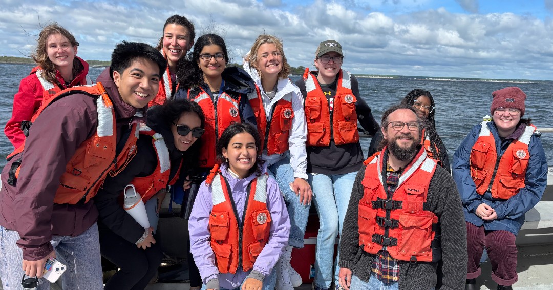 jacksonlab's tweet image. Funded by philanthropic support, a new JAX education program teaches coding, biostatistics, data visualization and more. The inaugural cohort also enjoyed out-of-classroom experiences – including a visit aboard UNE’s marine science research vessel: bit.ly/40pFlKC