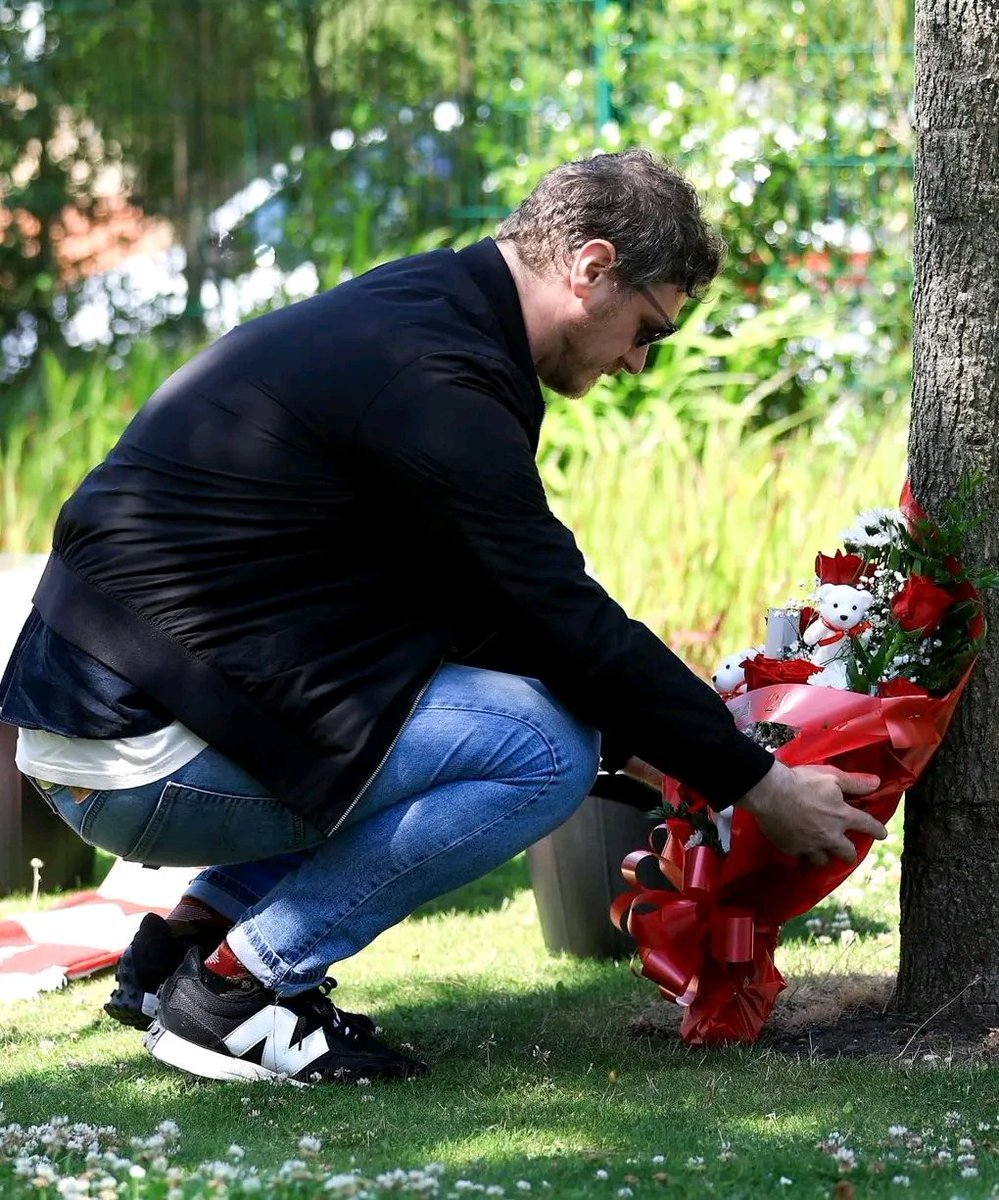 UFCongo (@ufcongo) on Twitter photo Des supporters de <a href="/LFC/">Liverpool FC</a> déposent des fleurs devant <a href="/AnfieldSector/">Anfield Sector</a> pour rendre hommage à <a href="/DiogoJota18/">Diogo Jota</a> <a href="/UFCongo/">UFCongo</a> Avec <a href="/ChampionsLeague/">UEFA Champions League</a>, <a href="/EVENTSRDCCOM/">EVENTSRDC</a>, <a href="/laguinetweete/">laguine kisangani</a>, <a href="/Jean1981Paul/">Jean Paul KAMANGO</a>, <a href="/JanvierNduwa11/">Janvier Nduwa</a>, <a href="/fifacom_fr/">FIFA (Français)</a> Des supporters de <a href="/LFC/">Liverpool FC</a> déposent des fleurs devant <a href="/AnfieldSector/">Anfield Sector</a> pour rendre hommage à <a href="/DiogoJota18/">Diogo Jota</a> <a href="/UFCongo/">UFCongo</a> Avec <a href="/ChampionsLeague/">UEFA Champions League</a>, <a href="/EVENTSRDCCOM/">EVENTSRDC</a>, <a href="/laguinetweete/">laguine kisangani</a>, <a href="/Jean1981Paul/">Jean Paul KAMANGO</a>, <a href="/JanvierNduwa11/">Janvier Nduwa</a>, <a href="/fifacom_fr/">FIFA (Français)</a>