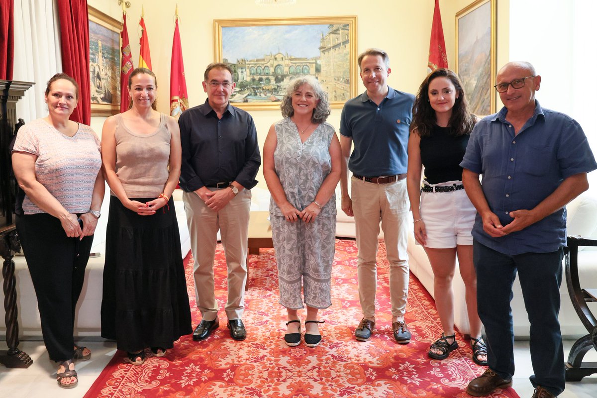 CulturaLorca's tweet image. ✒️El alcalde a recibe a la escritora Inma Pelegrín tras alzarse con el #PremioLumen2025 por su primera novela, Fosca📚
👉La obra será publicada el próximo 25 de septiembre por la editorial Lumen en todo el ámbito hispanohablante
🖱️ lorca.es/noticias/notic…
#CulturaEnLorca