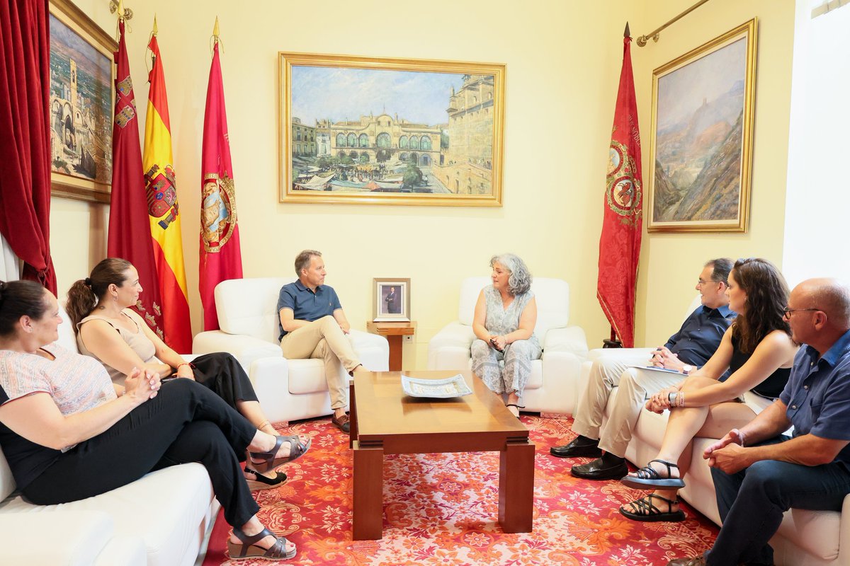 ✒️El alcalde a recibe a la escritora Inma Pelegrín tras alzarse con el #PremioLumen2025 por su primera novela, Fosca📚

👉La obra será publicada el próximo 25 de septiembre por la editorial Lumen en todo el ámbito hispanohablante

🖱️ lorca.es/noticias/notic…

#CulturaEnLorca