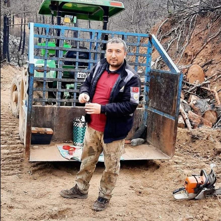 İzmir'in Ödemiş ilçesinde çıkan yangına müdahale eden orman işçisi İbrahim Demir Şehit oldu.
Türk milletinin başı sağ olsun.