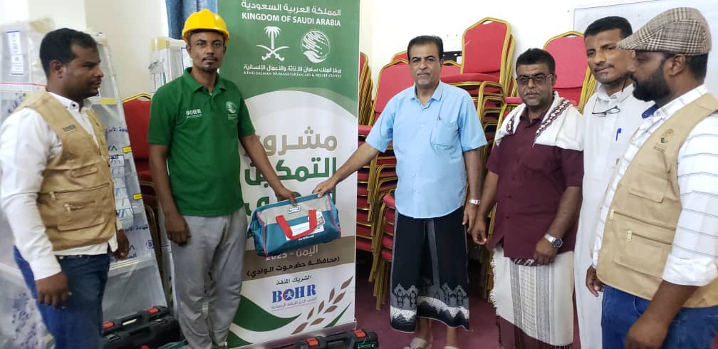 مدير القطن يدشن الحقائب المهنية لشباب "تمكين المهني" بحضرموت
اقرأ المزيد من وكالة أنباء حضرموت :
wah.news/posts/93922

تابعونا عبر قناتنا بالتليجرام
t.me/wahnewsagency

صفحتنا على الفيس بوك
facebook.com/wahnewsagency

صفحتنا على تويتر
x.com/wahnewsagency