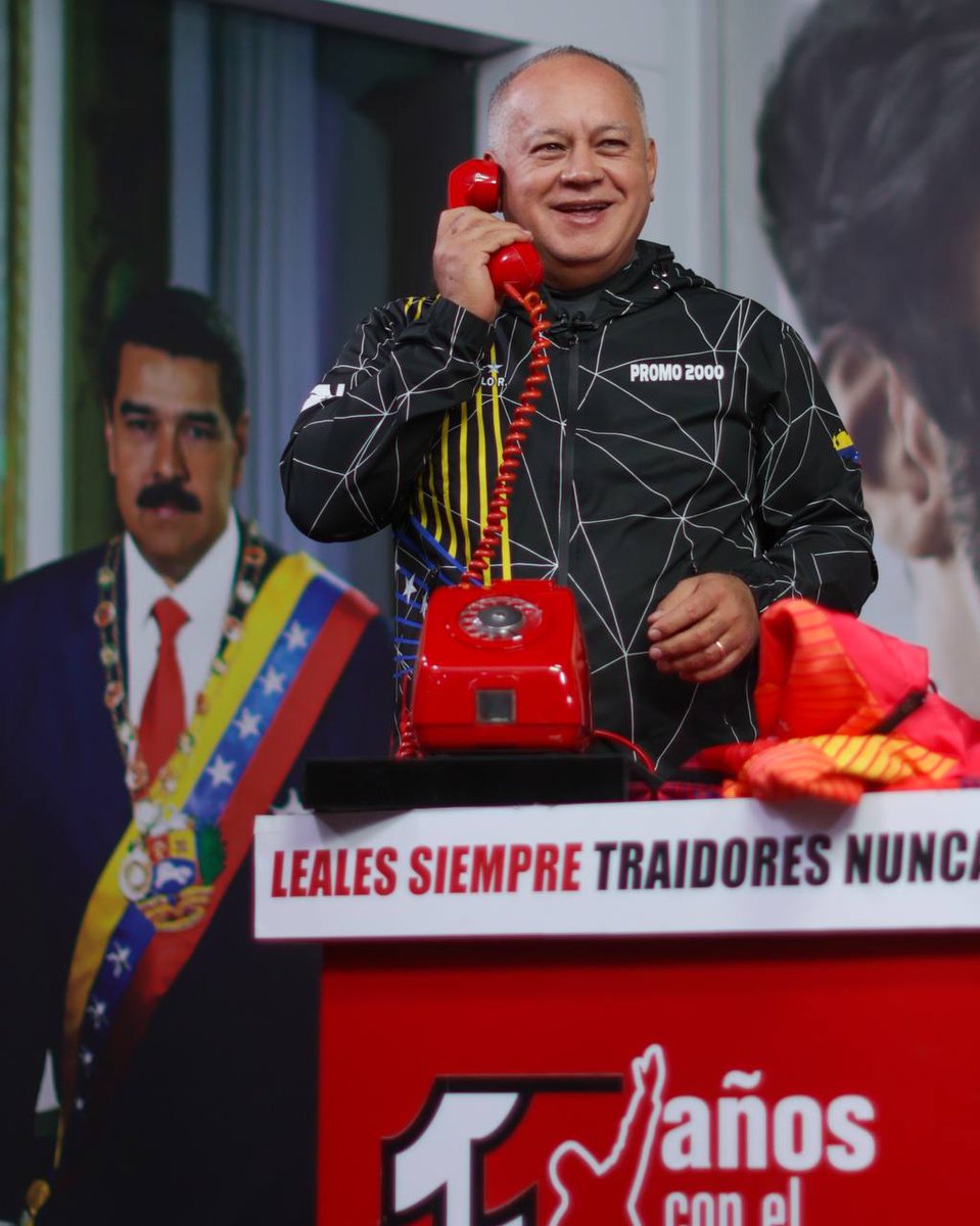 ConElMazoDando's tweet photo. 📰 “Con el Mazo Dando” N.º 533: Diosdado desenmascara a los traidores y defiende la soberanía venezolana 🇻🇪🛡️

⸻

El programa número 533 de “Con el Mazo Dando”, transmitido este 2 de julio de 2025, arrancó con fuerza bolivariana, comandado por el compañero Diosdado Cabello, quien una vez más demostró que en Venezuela no hay espacio para traidores ni lacayos del imperialismo 🗽💀. Bajo el poderoso numeral #IndependenciaONada, el secretario general del PSUV desmontó planes conspirativos, denunció nuevas agresiones del imperialismo y rindió homenaje a nuestra historia de lucha.

A continuación, el resumen completo de todos los temas abordados, con el fuego patrio 🔥 que nos caracteriza:

⸻

🛑 Traición a la patria y planes conspirativos de la derecha
 • Cabello denunció que sectores de la oposición continúan rogando por sanciones, bloqueos e incluso intervenciones militares para derrocar al presidente Nicolás Maduro.
 • Aseguró que se han detectado reuniones secretas con agentes extranjeros y ofrecimientos para entregar recursos naturales a cambio de apoyo militar.
 • Expuso cómo la oposición vende la soberanía con descaro y sin pudor, traicionando a su propio pueblo.

⸻

🗳️ Camino a la victoria del 27 de julio
 • Reiteró que el chavismo está listo para ganar las elecciones con fuerza popular y organización de base.
 • Convocó a las UBCH, consejos comunales y estructuras del PSUV a mantener la movilización constante 🧱🗣️.
 • Aseguró que ni la violencia ni el sabotaje ni el odio opositor podrán contra el voto del pueblo.

⸻

🔍 La verdad sobre la migración y los venezolanos en el exterior
 • Denunció el secuestro y separación de niños venezolanos por parte del gobierno de Estados Unidos 😡👶🇺🇸.
 • Expuso testimonios desgarradores de madres deportadas sin sus hijos, víctimas de un sistema migratorio inhumano y racista.
 • Rechazó la campaña de criminalización de los migrantes venezolanos, señalando que la mayoría son trabajadores dignos.
 • Reveló que 18 casos de niños venezolanos robados por ICE han sido confirmados, pero que hay muchos más.

⸻

✈️ Plan Vuelta a la Patria: humanismo chavista en acción
 • Informó que en la última semana han regresado más de 600 venezolanos deportados por EE.UU., gracias al Plan Vuelta a la Patria.
 • Aseguró que Venezuela los recibe con amor, sin discriminación, demostrando la superioridad moral y ética del socialismo 👐❤️.

⸻

🇺🇸 Crítica frontal al imperialismo norteamericano
 • Arremetió contra la nueva política de campos de concentración de Trump, comparándola con el nazismo 👺🧱.
 • Denunció el uso del FBI como brazo político de Marco Rubio, acusando falsamente a Venezuela de ser un “narcoestado”.
 • Alertó sobre una nueva campaña mediática de guerra contra Venezuela, orquestada desde Washington y Miami.
 • Rechazó las maniobras de María Corina Machado, a quien tildó de “loca”, por intentar vender el país a cambio de una promesa de poder 🤑💣.

⸻

🧾 Las cartas: conspiración y fracaso de María Corina
 • Leyó unas cartas revelando cómo María Corina prometió entregar todo el oro y petróleo venezolano a cambio de ayuda militar.
 • Las cartas también exponen el quiebre dentro de la llamada “plataforma unitaria” (la PUPU), que se cae a pedazos por la arrogancia y fracaso de Machado 💩🔥.

⸻

📺 Medios, redes sociales y guerra comunicacional
 • Advirtió sobre cuentas en redes sociales disfrazadas de neutrales que operan a favor de la derecha.
 • Criticó a “periodistas palangristas” que lloraron porque el Mazo recibió mención en el Día del Periodista 🎙️📉.

⸻

🧠 Cultura, historia y efemérides con conciencia de clase
 • Rindió homenaje a:
 - Salvador Allende y Jacobo Árbenz, víctimas del imperialismo.
 - Fabricio Ojeda, Aristóbulo Istúriz, Jesús Faría Padre y Guillermo García Ponce.
 - El Frente Francisco de Miranda en su aniversario.
 - Celebró el Día del Orgullo de la Sexodiversidad, recordando que el chavismo defiende a todos y todas 🏳️‍🌈.

⸻

🎶 Rumba popular, cultura y comunidad
 • Dio espacio a los Hermanos Cabello, símbolo de la cultura popular en la zona F del 23 de Enero.

• Invitó a disfrutar de la salsa, la rumba y la música en paz y comunidad.
 • Exhibió su colección de discos de acetato y rindió tributo a artistas como Oscar D’León, Rubén Blades, Héctor Lavoe y Dimensión Latina 🎷🪘.

⸻

🧨 Última hora y denuncias internacionales
 • Denunció la campaña de Guyana y ExxonMobil para atacar económicamente a Venezuela a través del oro.
 • Señaló cómo la OEA sigue arrodillada ante los EE.UU. y pierde toda legitimidad regional.
 • Llamó a cerrar filas ante cualquier intento de aplicar la Carta Democrática Interamericana para justificar una intervención militar.